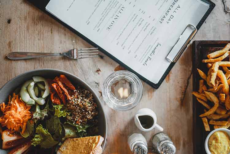 Calories on menus: how to help your child in restaurants in spite of an eating disorder